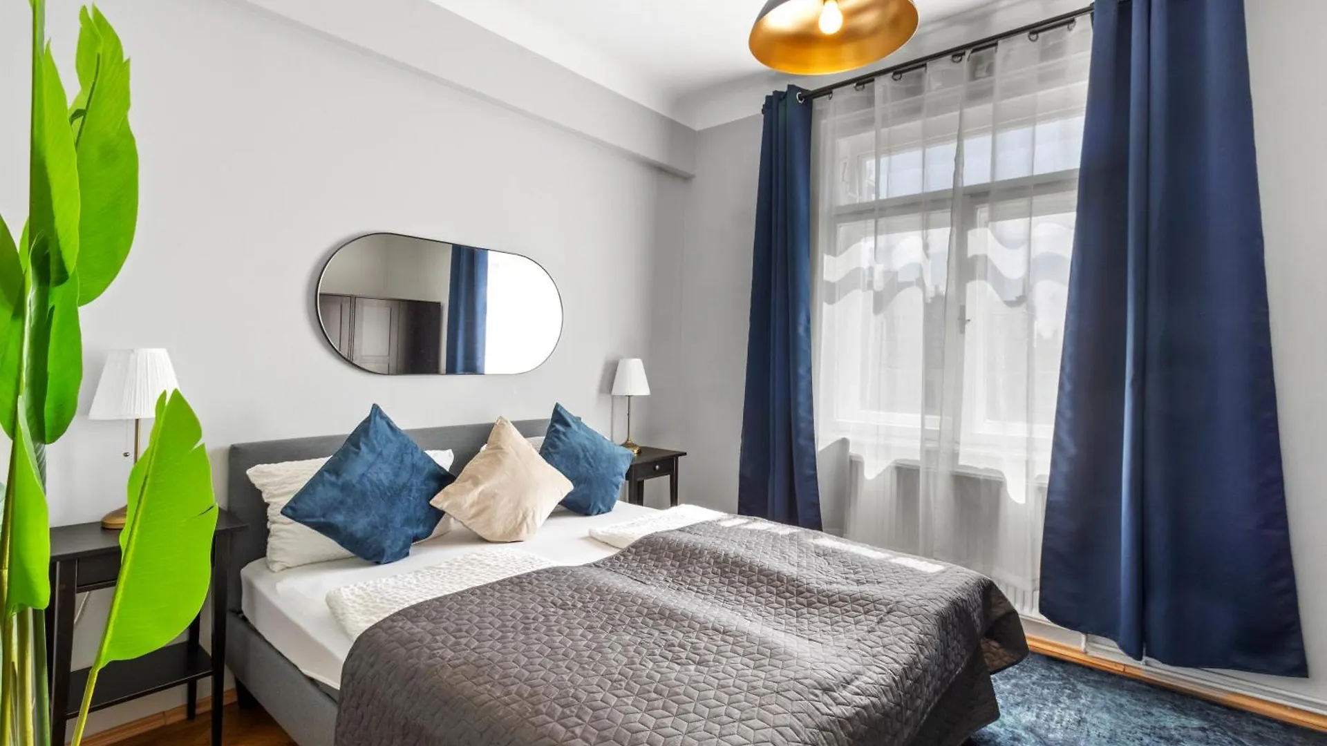 French Balcony - 45M² - Szeneviertel Apartment Vienna
