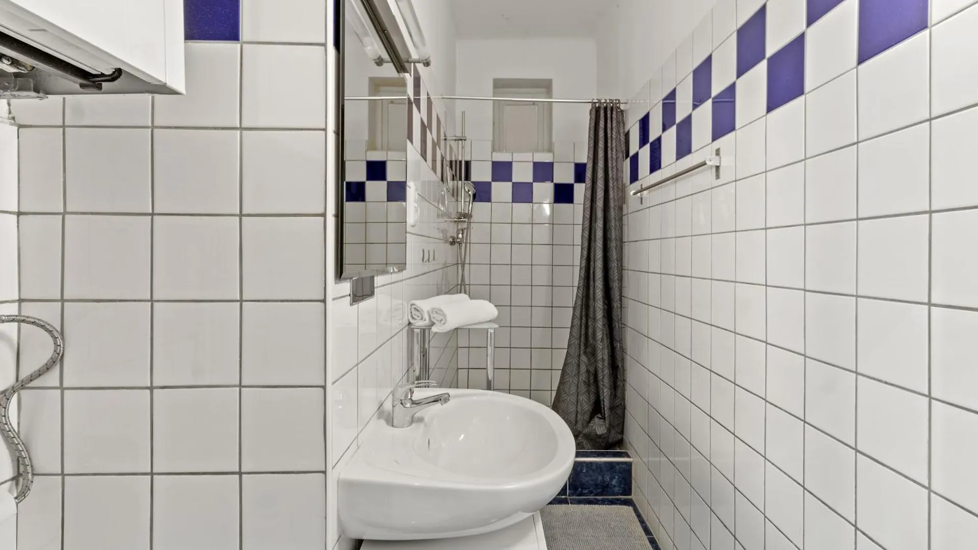 French Balcony - 45M² - Szeneviertel Apartment Vienna Austria