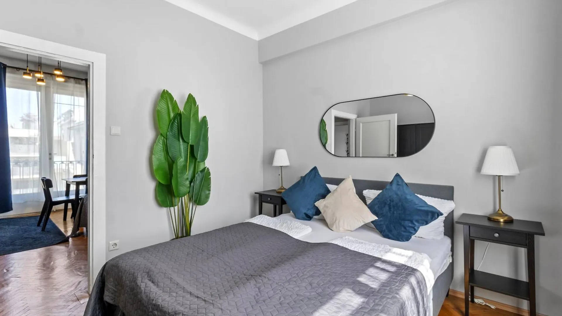 French Balcony - 45M² - Szeneviertel Apartment Vienna