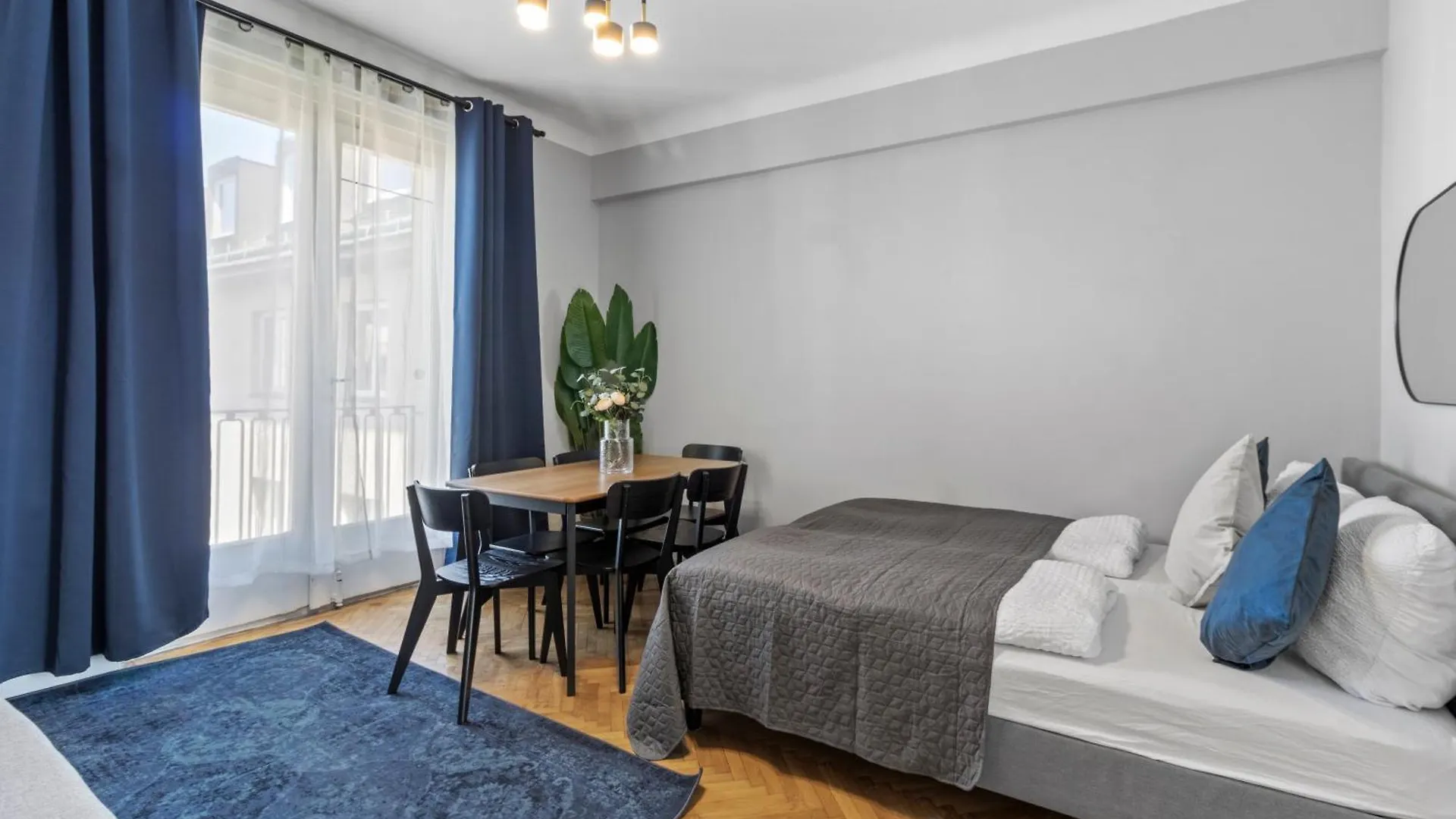 French Balcony - 45M² - Szeneviertel Apartment Vienna